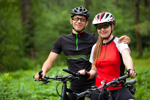 Homme et femme vélo de randonnée
 - Photo, image