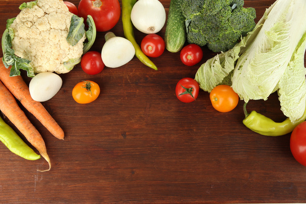 Fresh vegetables in basket on wooden table close-up - Foto, Bild