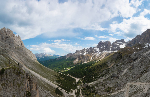 Val Di Vajolet'in güzel manzarası - Dolomites, İtalya'da bir vadi. - Fotoğraf, Görsel