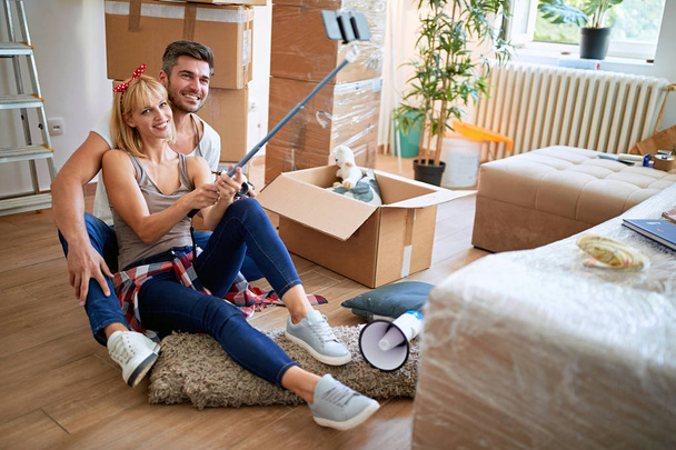 couple taking selfie after moving into new house - Fotografie, Obrázek