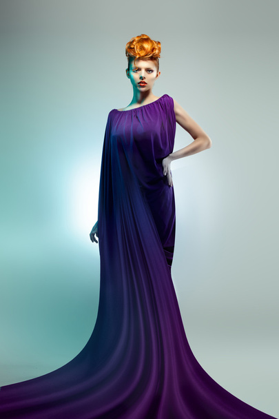 プロのメイクや髪型で紫のドレスで美しい女性をファッションします。 - 写真・画像
