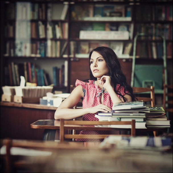 Girl in the library - Foto, imagen