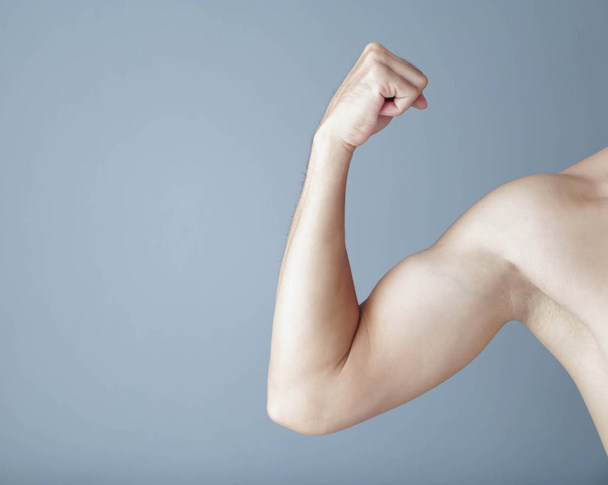 Мужская рука с мышцами на сером фоне, здравоохранение и медицинская концепция
 - Фото, изображение