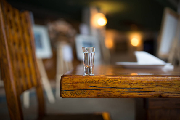 Un vaso de vodka sobre la mesa
 - Foto, imagen
