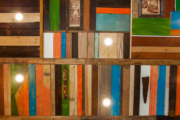 Цветные деревянные панели в потолке - Фото, изображение
