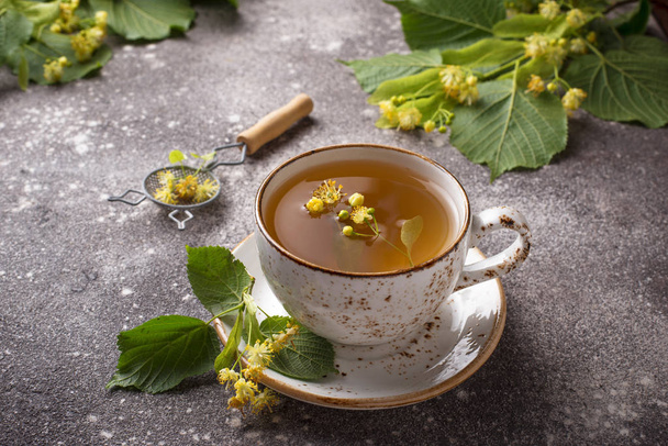 Chá de tília quente saudável na xícara
 - Foto, Imagem