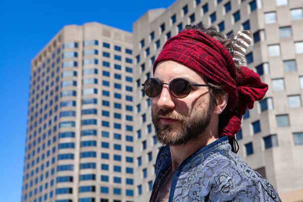 Selbstbewusster Mann trägt rotes Kopftuch in der Stadt - Foto, Bild