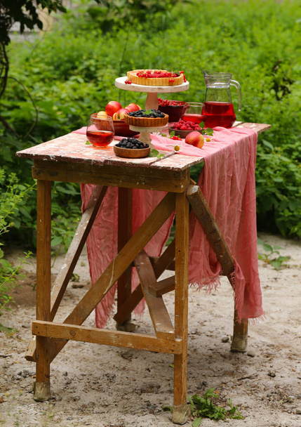 piknik luonnossa, piirakoita ja salaatteja, tuoreita marjoja ja hedelmiä
 - Valokuva, kuva
