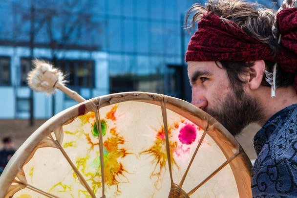 Homme sacré tenant tambour indigène au centre-ville
 - Photo, image