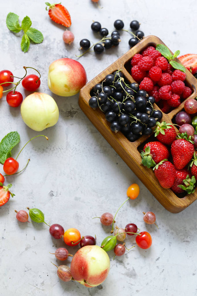 смесь спелых органических ягод на сером фоне
 - Фото, изображение