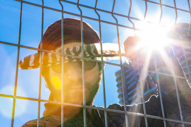 Ιερός άνθρωπος με φτερό κάτω από τον ήλιο της πόλης - Φωτογραφία, εικόνα