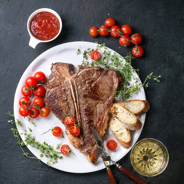 Freshly grilled T-bone steak - Foto, imagen