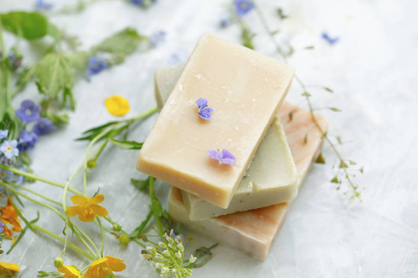 Natural handmade soap bars with organic medicinal plants and flo - Foto, afbeelding