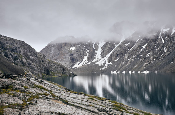Ala Kul Lake in Kyrgyzstan - Foto, imagen