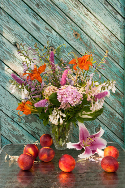 Zátiší kytice hosta, astilbe, hemerocallis, růžové hortenzie a nektarinky. nektarinky a lily na stůl. - Fotografie, Obrázek