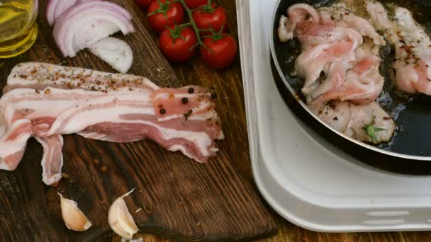 Cocina casera. La carne de cerdo o de res se asa en una sartén de cocina. Verduras, tomates, cebolla, ajo. Estilo rústico
. - Imágenes, Vídeo