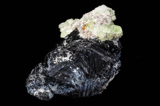 Macro steen Hyalite Mineral, toermalijn Sherl, Rookkwarts op een - Foto, afbeelding