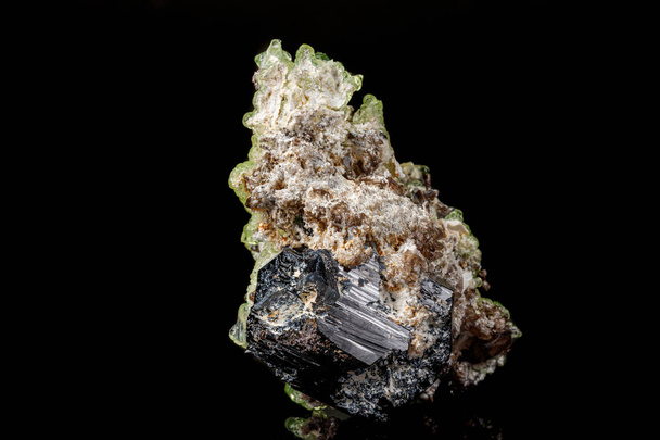 Macro piedra mineral hialita, turmalina Sherl, cuarzo ahumado en un
 - Foto, Imagen