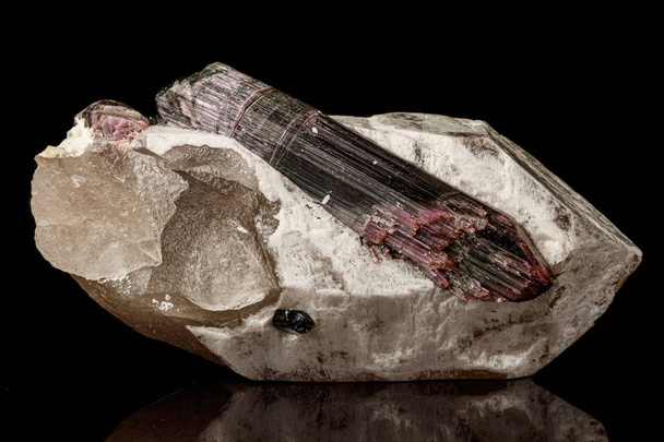 Mineral de turmalina de piedra macro sobre fondo negro de cerca
 - Foto, imagen
