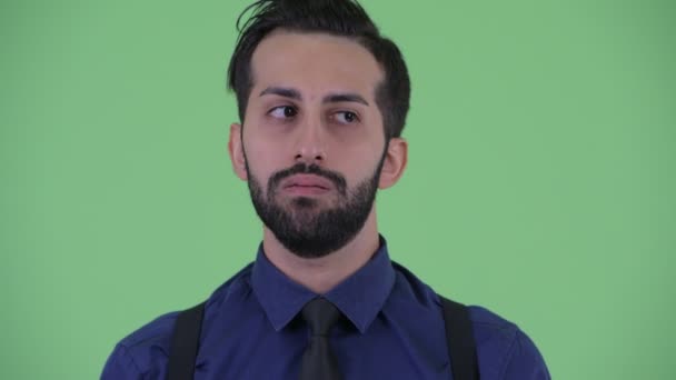 Yorgun ve yorgun görünen stresli genç sakallı İranlı işadamının yüzü - Video, Çekim