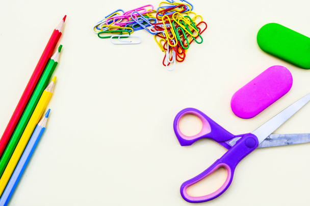 Обратно в школу цветные карандаши Резиновые и ножницы
 - Фото, изображение