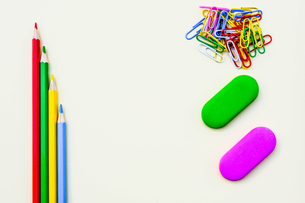 Назад до школи кольорові олівці каучуки і скріпки - Фото, зображення