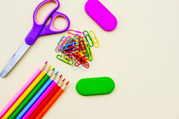 Crayons de couleur de retour à l'école Caoutchouc et ciseaux
 - Photo, image