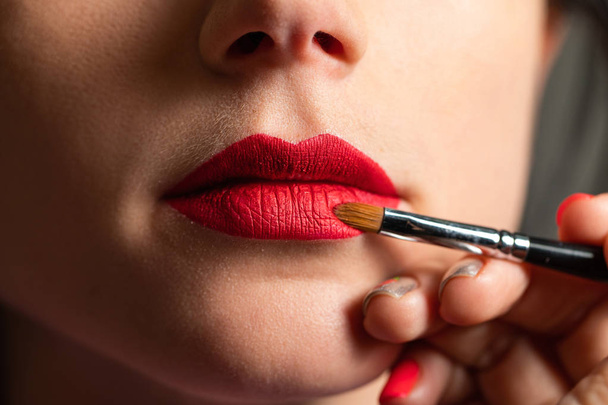 Make-up artist lavora con una bella bruna in un salone di bellezza
 - Foto, immagini