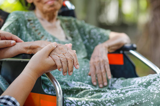 ältere asiatische Frau im Rollstuhl zu Hause mit Tochter nehmen Auto - Foto, Bild