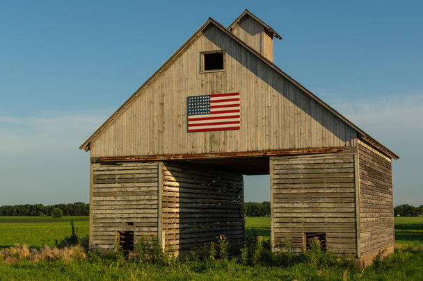 Old wooden barn with american flag. - Fotografie, Obrázek