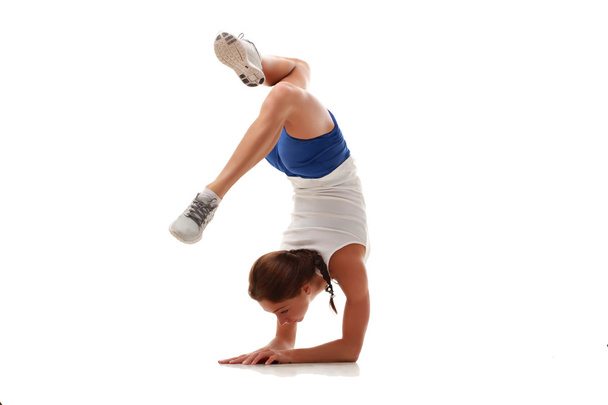 μοντέλο νέους ελκυστικές fitness που εκτελεί ένα handstand - Φωτογραφία, εικόνα