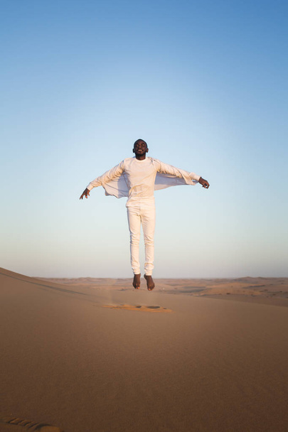     Αφρικανός στην έρημο - Φωτογραφία, εικόνα