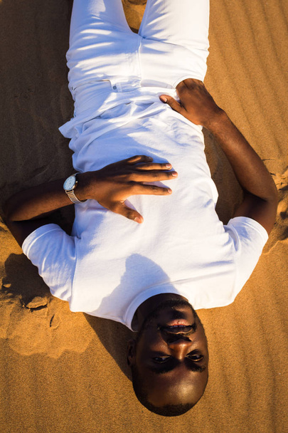   Αφρικανός στην έρημο - Φωτογραφία, εικόνα