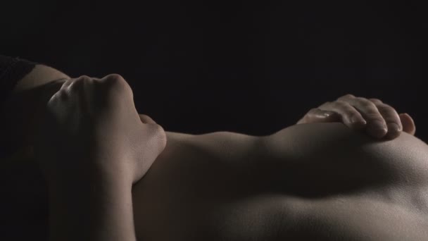 Video der Lüge berührt sich selbst nacktes Mädchen - Filmmaterial, Video