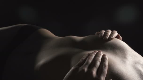 Wideo leżącej dziewczyny obejmujące piersi - Materiał filmowy, wideo