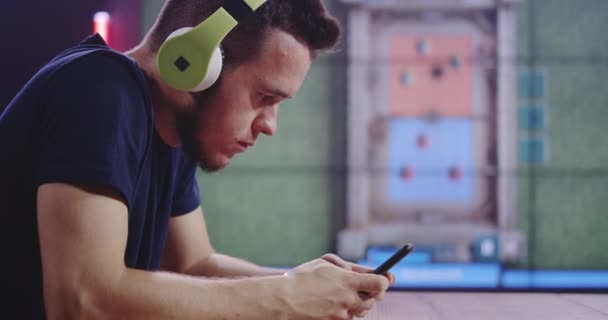 Twee mannen spelen mobiele games op een toernooi - Video