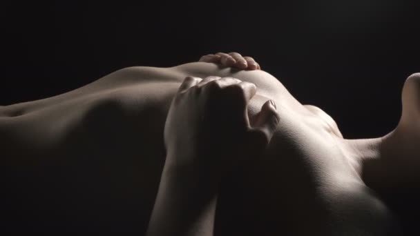 erotische junge schlanke Frau bedeckt Büste - Filmmaterial, Video
