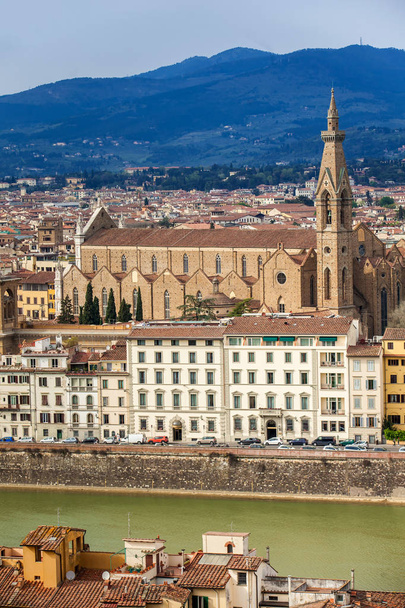 Pohled na krásnou baziliku Santa Croce a město Florencie z Michelangelova náměstí - Fotografie, Obrázek