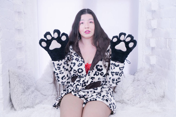 Menina asiática usa luvas de pata de gato para Cosplay no fundo branco
 - Foto, Imagem