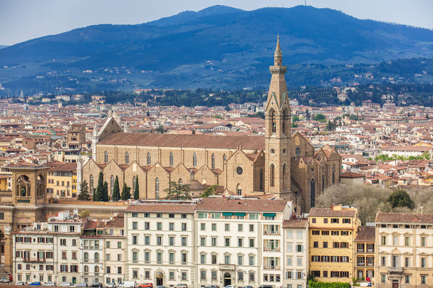 Pohled na krásnou baziliku Santa Croce a město Florencie z Michelangelova náměstí - Fotografie, Obrázek