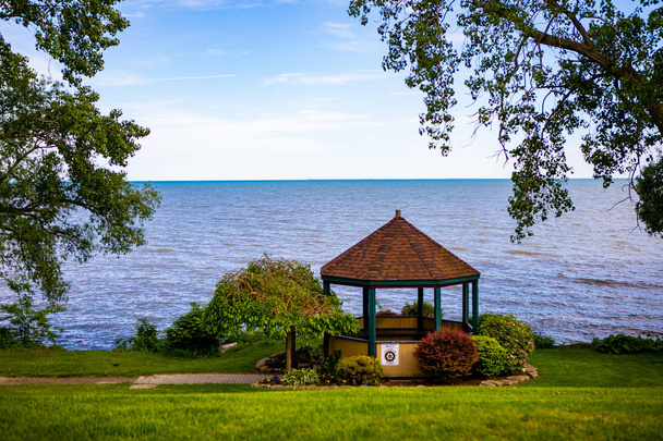 Június 14 2019 utazási helyek Lakeside Park Kingsville Ontario Gazebo Feature - Fotó, kép