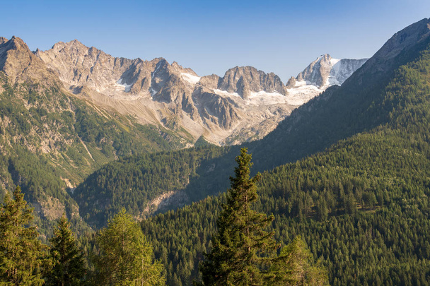 Typical mountain landscape on the Italian dolomites - Foto, Imagen