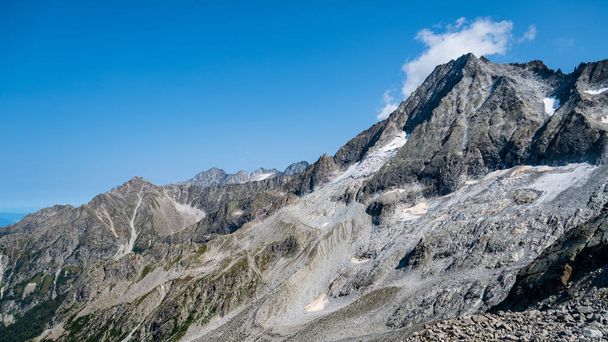 Typowy górski krajobraz na włoskie Dolomity - Zdjęcie, obraz