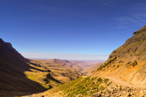 Vihreys Sani kulkevat sinisen taivaan lähellä kuningaskunnan Lesotho Sou
 - Valokuva, kuva