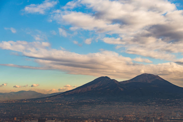 Vue du volcan Vésuve et du mont Somma prise de la place
 - Photo, image
