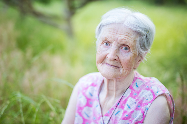 Porträt einer Seniorin im Freien - Foto, Bild