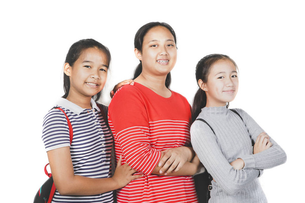 группа азиатских подростков, улыбающихся лицом к белой спине
 - Фото, изображение