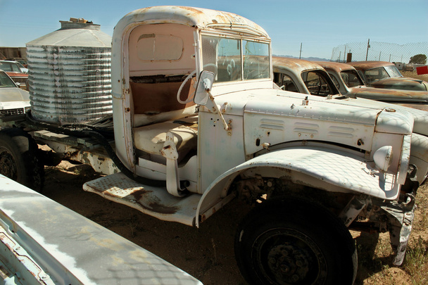 viejo camión en el depósito de chatarra
 - Foto, imagen