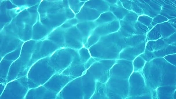 Azurové vody plné slunečníků, které v pomalém pohybu mávají v plaveckém jezírku, nádherný pohled na zářící azurové vody se sítí slunečníků, které se v pomalém pohybu třpytily v plaveckém rybníku - Záběry, video