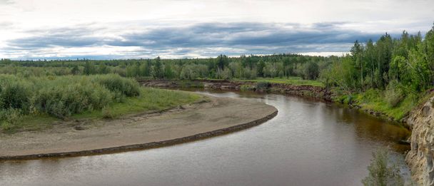 Panorama kääntää villi pikku kempendyay joki Pohjois-Yakutia kallioita savea ja kuusimetsää ja hiekkaranta
. - Valokuva, kuva
